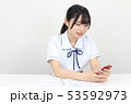 スマホをさわる制服の女子高校生 53592973