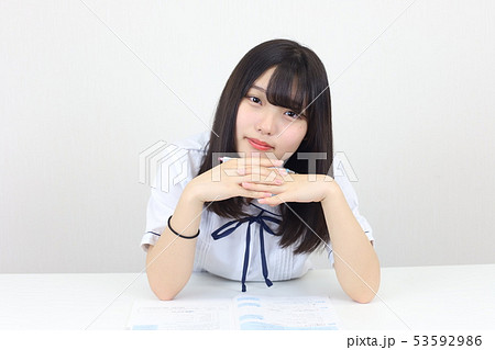 なーに?と見つめる制服の女子高校生1 なーに?と見つめる制服の女子高校生1 53592986