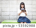 ベンチで読書する制服の女子高校生 53592988