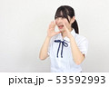左向きに呼びかける制服の女子高校生 53592993