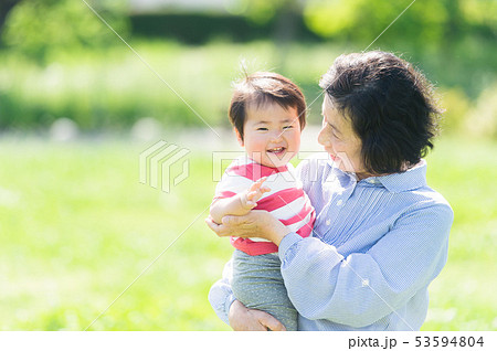 おばあちゃんと孫　屋外 53594804
