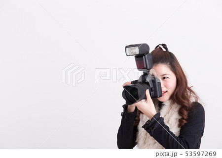 ドレス姿の女性・カメラ 53597269