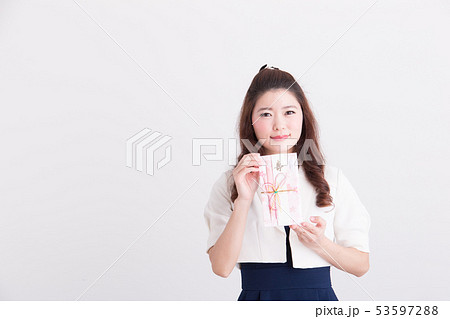 ドレッシーな女性・白バック 53597288