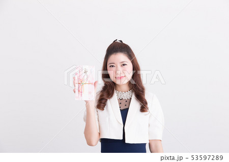 ドレッシーな女性・白バック 53597289