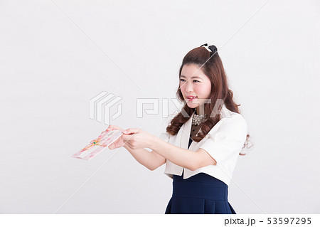 ドレッシーな女性・白バック ドレッシーな女性・白バック 53597295