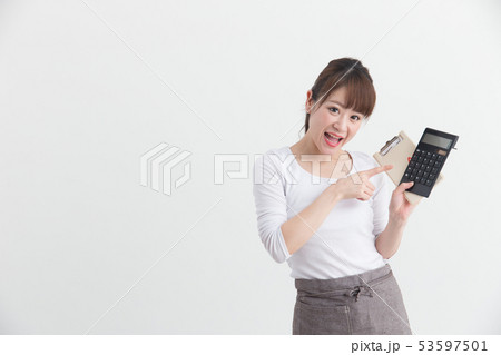 エプロン姿の女性・白バック エプロン姿の女性・白バック 53597501