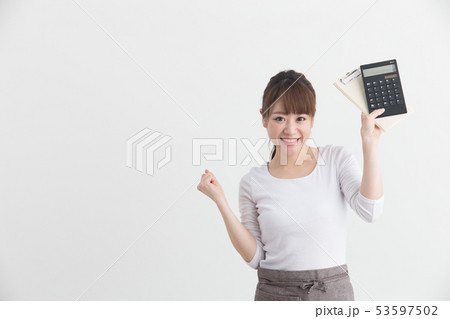 エプロン姿の女性・白バック エプロン姿の女性・白バック 53597502