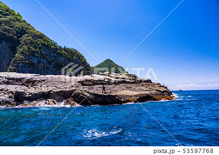 (静岡県)西伊豆 千貫門クルーズ 船上から望む海岸線 (静岡県)西伊豆 千貫門クルーズ 船上から望む海岸線 53597768