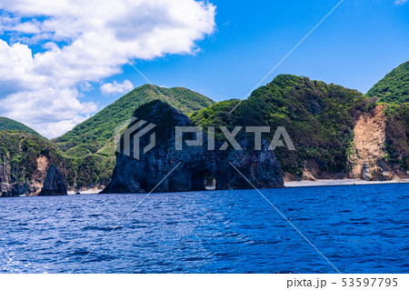 (静岡県)西伊豆・千貫門クルーズ 船上から望む海岸線・千貫門 (静岡県)西伊豆・千貫門クルーズ 船上から望む海岸線・千貫門 53597795