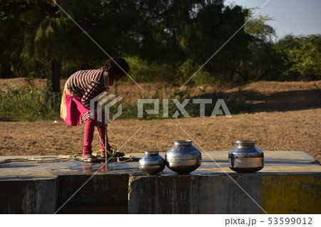 インドのラジャスタン州 ジャイサルメールのクーリー村 井戸水を汲み上げる少女 インドのラジャスタン州 ジャイサルメールのクーリー村 井戸水を汲み上げる少女 53599012