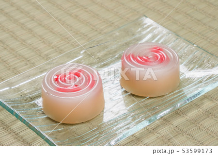 和菓子　日本　beans and cubes of agar Japanese sweets 53599173