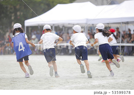 運動会の競技 棒運び 台風の目 の写真素材