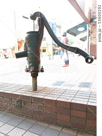 街中の手押しポンプ 53600292