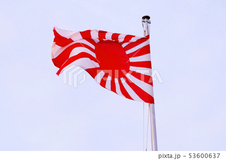 風にたなびく日章旗 53600637