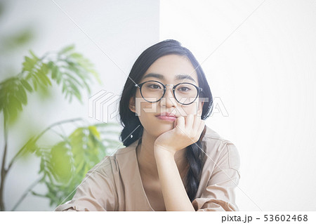 若い女性・頬杖 若い女性・頬杖 53602468