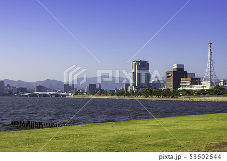 島根県松江市　島根県立美術館からの宍道湖と松江市街の眺め 53602644