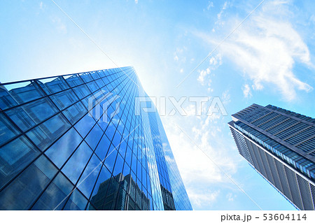ビルと青空　都会と青空 53604114