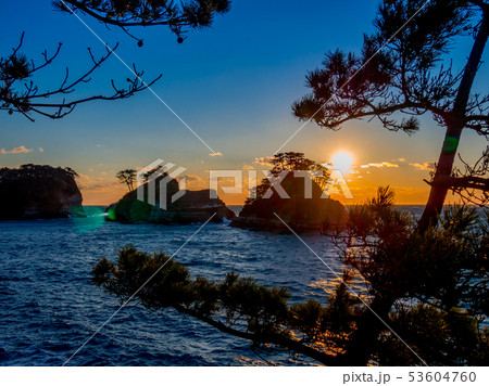 【伊豆半島ジオパーク】静岡県西伊豆堂ヶ島の夕景【冬】 【伊豆半島ジオパーク】静岡県西伊豆堂ヶ島の夕景【冬】 53604760