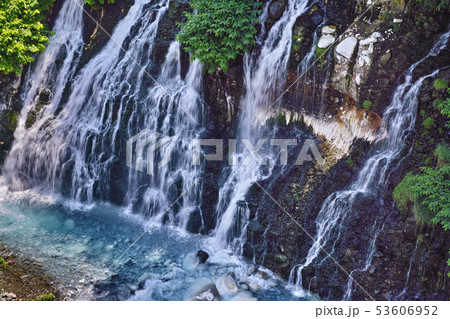 初夏の北海道、美瑛町にある白髭の滝 53606952