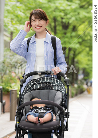 赤ちゃんと出掛ける母親 ベビーカー 子育て 新緑 53608524