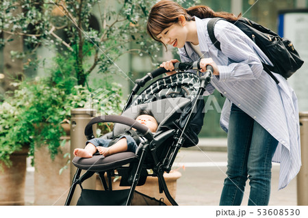 赤ちゃんと出掛ける母親 ベビーカー 子育て 新緑 赤ちゃんと出掛ける母親 ベビーカー 子育て 新緑 53608530