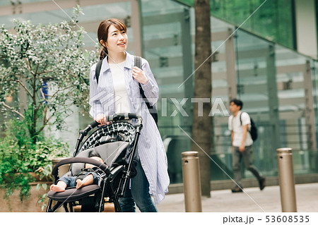 赤ちゃんと出掛ける母親 ベビーカー 子育て 新緑 赤ちゃんと出掛ける母親 ベビーカー 子育て 新緑 53608535