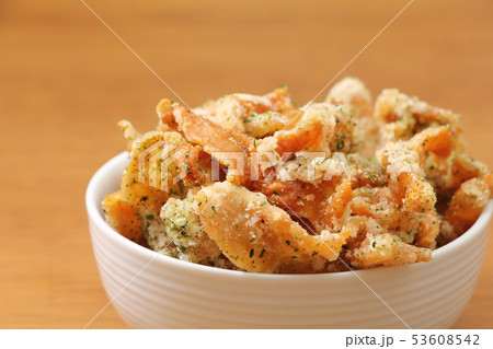 鶏皮の唐揚げ。 鶏皮の唐揚げ。 53608542