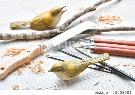 バードカービング。野鳥の木彫刻、野鳥彫刻。彩色済はウグイスです。※素人の製作途中の作品です。 53608601