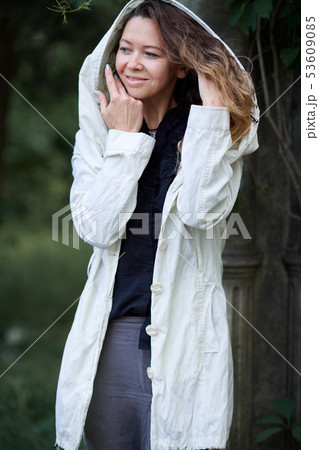 fashionable girl posing outdoor 53609085