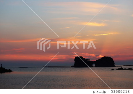 円月島に沈む夕日 円月島に沈む夕日 53609218