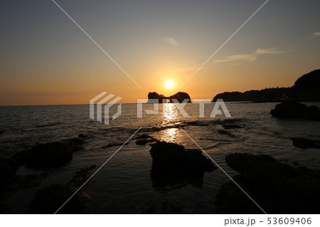 円月島に沈む夕日 円月島に沈む夕日 53609406