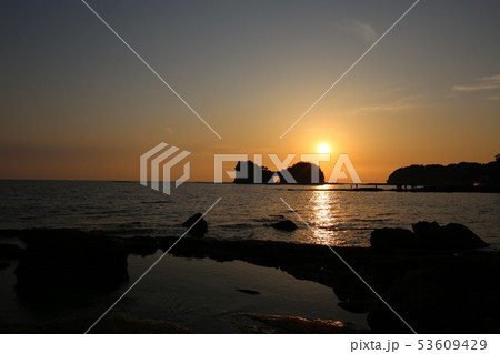 円月島に沈む夕日 円月島に沈む夕日 53609429