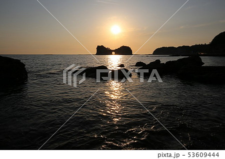 円月島に沈む夕日 円月島に沈む夕日 53609444
