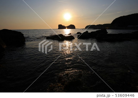 円月島に沈む夕日 53609446