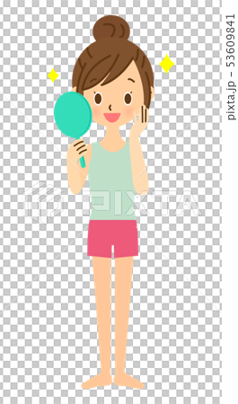 看起來鏡子的微笑的婦女 53609841