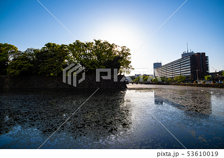 新緑の夕刻の東京 大手濠に映る内堀通り 一ツ橋 2019.05 新緑の夕刻の東京 大手濠に映る内堀通り 一ツ橋 2019.05 53610019
