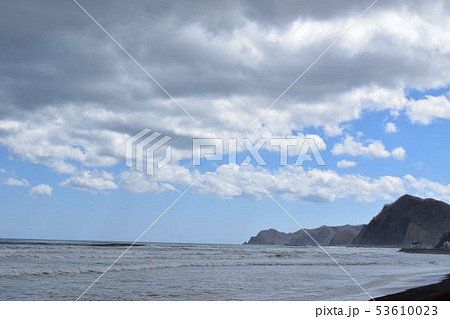 薄暗い海岸線 53610023