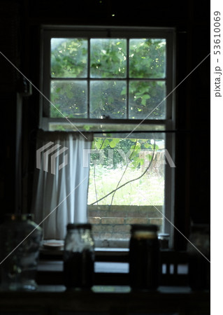 初夏の窓辺 53610069