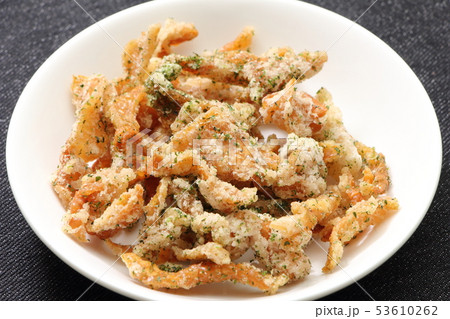 鶏皮の唐揚げ。 鶏皮の唐揚げ。 53610262