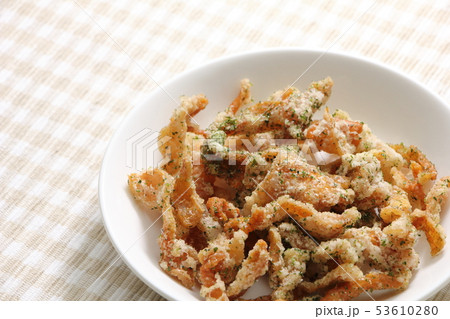 鶏皮の唐揚げ。 鶏皮の唐揚げ。 53610280