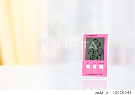 Pink electronic hygrometer on white table in frontの写真素材 [53610943] - PIXTA