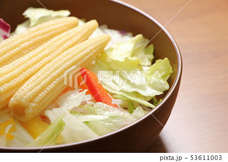 野菜サラダの中央にのせられたヤングコーン(若どりのトウモロコシ)。 53611003