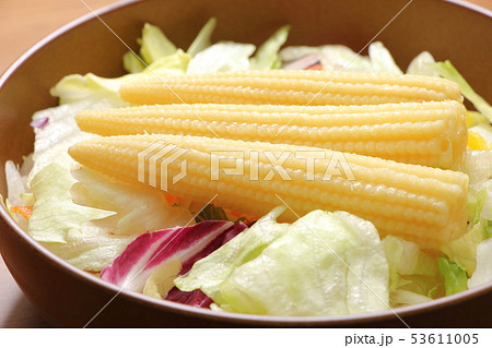 野菜サラダの中央にのせられたヤングコーン(若どりのトウモロコシ)。 53611005