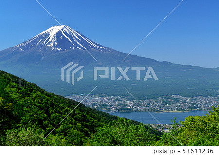 旧御坂峠から河口湖越しに見える新緑に生える富士山の風景 旧御坂峠から河口湖越しに見える新緑に生える富士山の風景 53611236