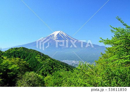 旧御坂峠から河口湖越しに見える新緑に生える富士山の風景 53611850