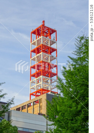 ビル屋上の無線アンテナ鉄塔 53612116