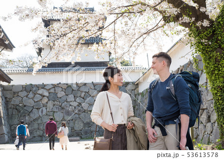 フランス人をガイドする日本人女性 53613578