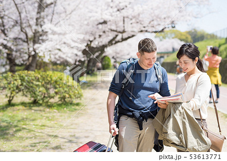 フランス人をガイドする日本人女性 53613771