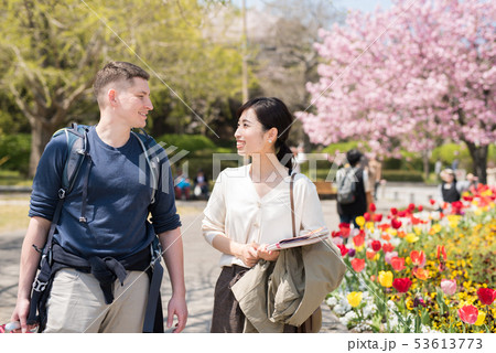 フランス人をガイドする日本人女性 フランス人をガイドする日本人女性 53613773