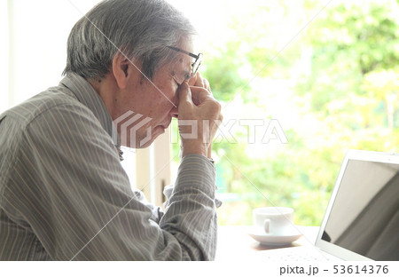 パソコンなどで眼精疲労のシニアイメージ 53614376
